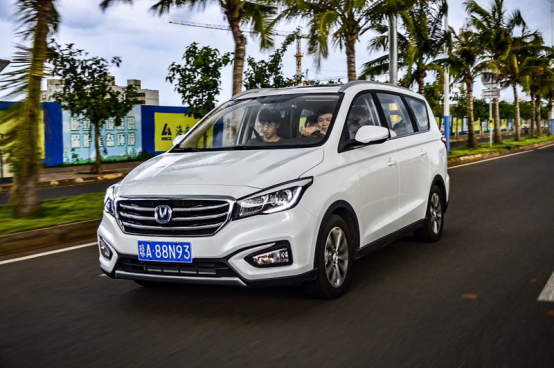 热情绽放 家庭精致mpv长安凌轩海口上市